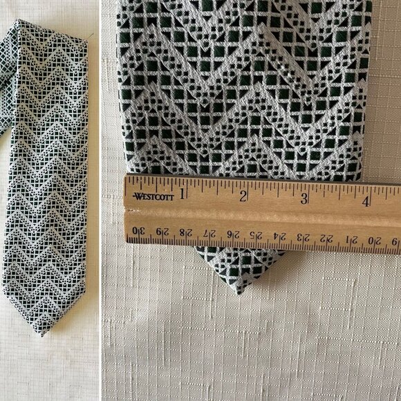 Vintage Mens Wide Tie Deep Green Geometric Chevron Pattern of Polyester - Picture 3 of 5